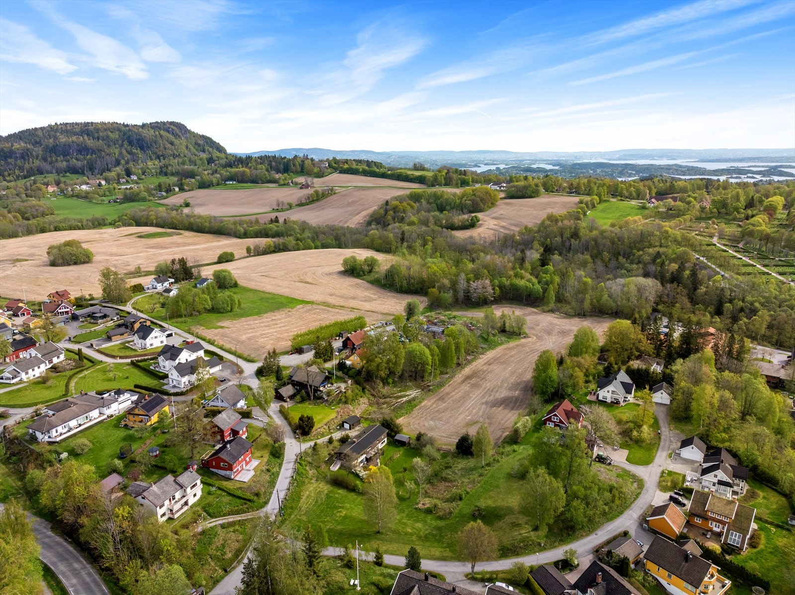 Her bor du med marka som nærmeste nabo. Rett utenfor døren finnes det et rikt utvalg av turmuligheter året rundt, noe som gjør det enkelt å finne ro og rekreasjon. Galleribilde