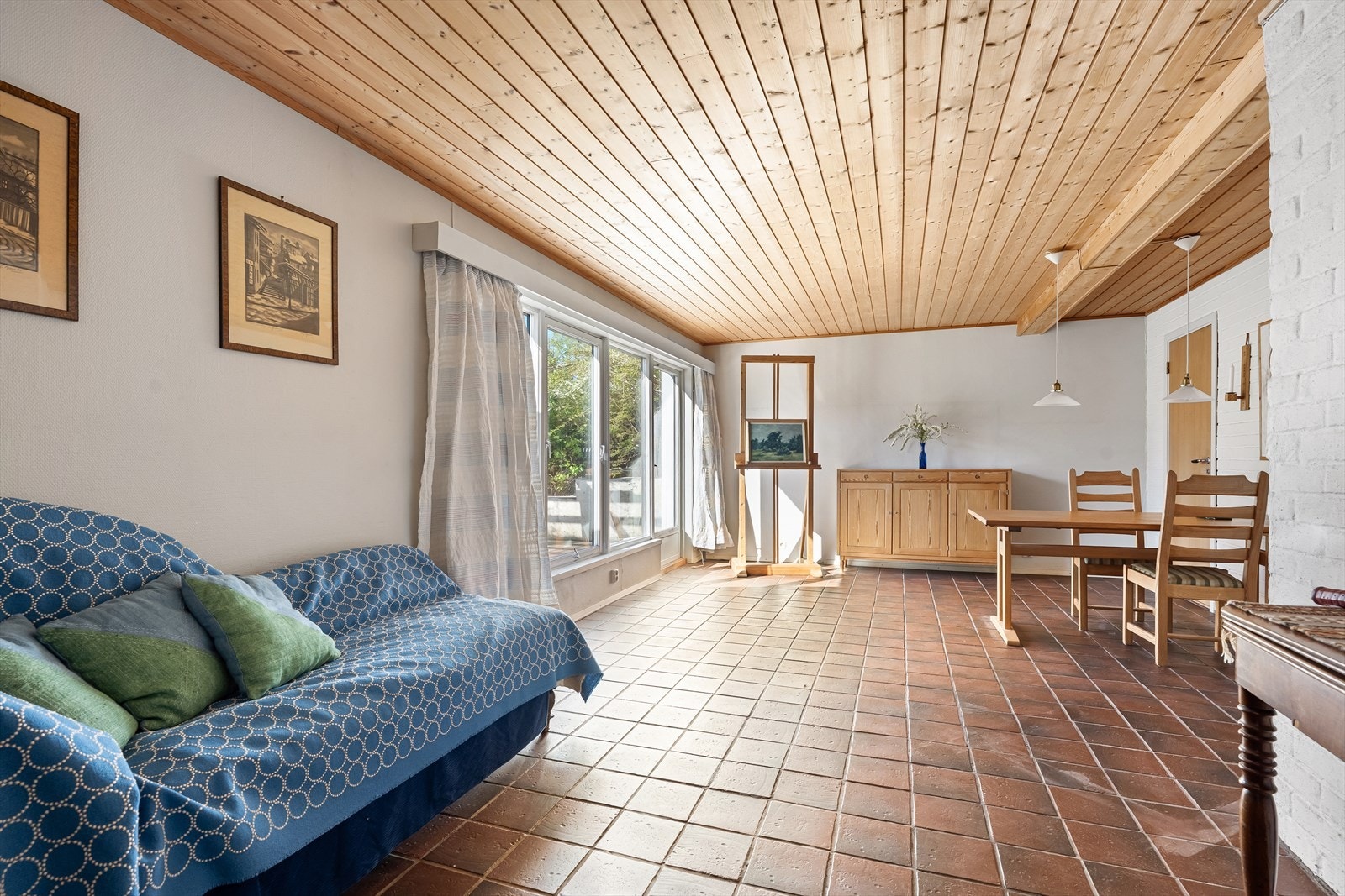 Kjellerstue med utgang til uteplass. Galleribilde