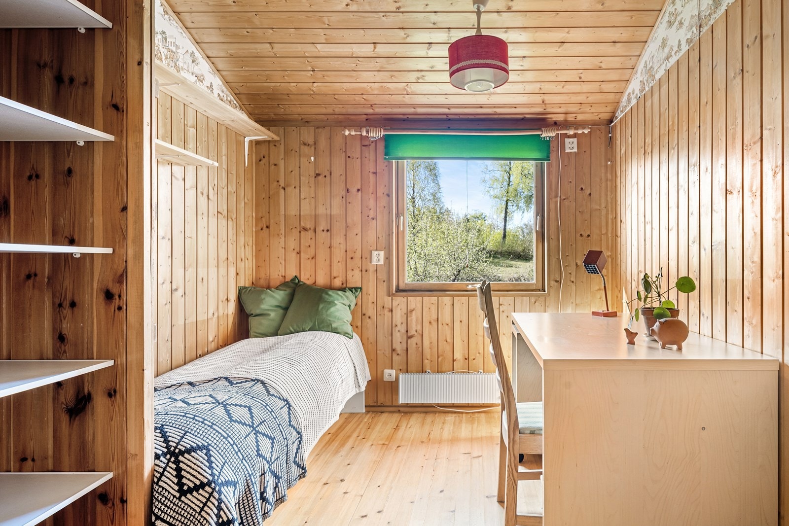 Soverom 2 er også av god størrelse med plass for dobbeltseng, eller enkeltseng og skrivebord. Galleribilde