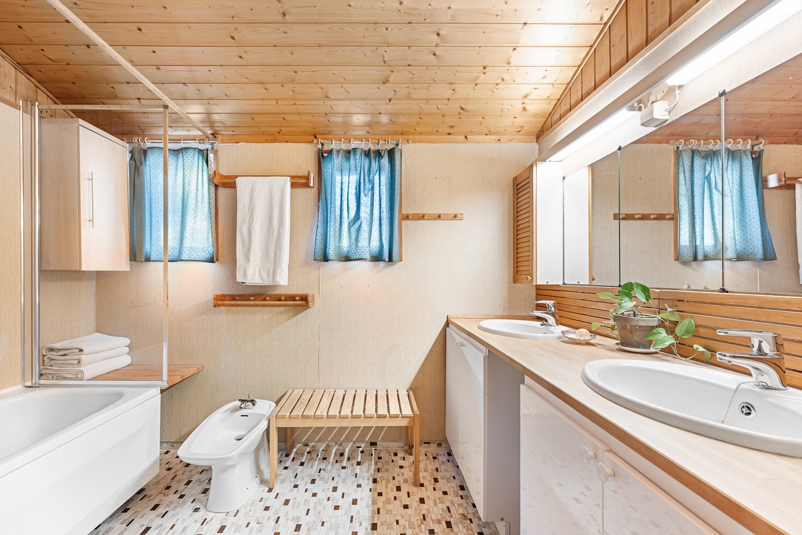Med to servanter på baderommet blir morgenen mer effektiv og praktisk. Galleribilde
