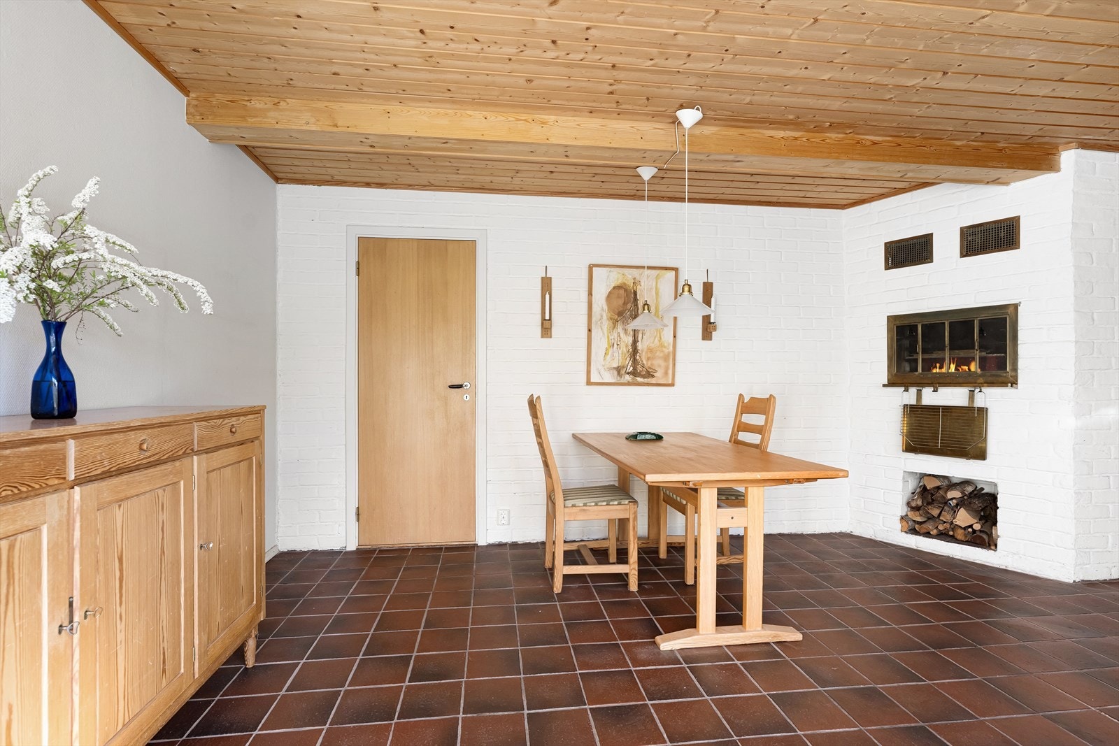 I kjellerstuen har du også peis. Galleribilde