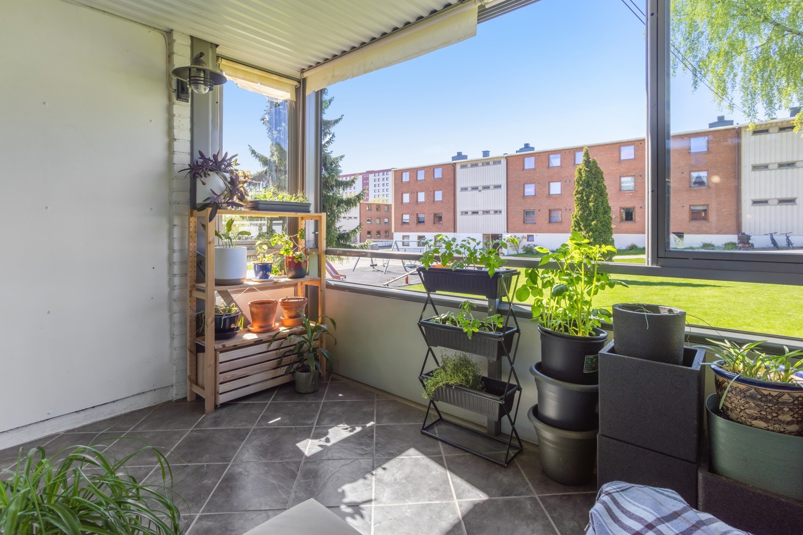 Velkommen til Kristian Bogneruds vei 6. En leilighet med fantastiske lysforhold hvor du kan lage din egen oase på balkongen. Galleribilde