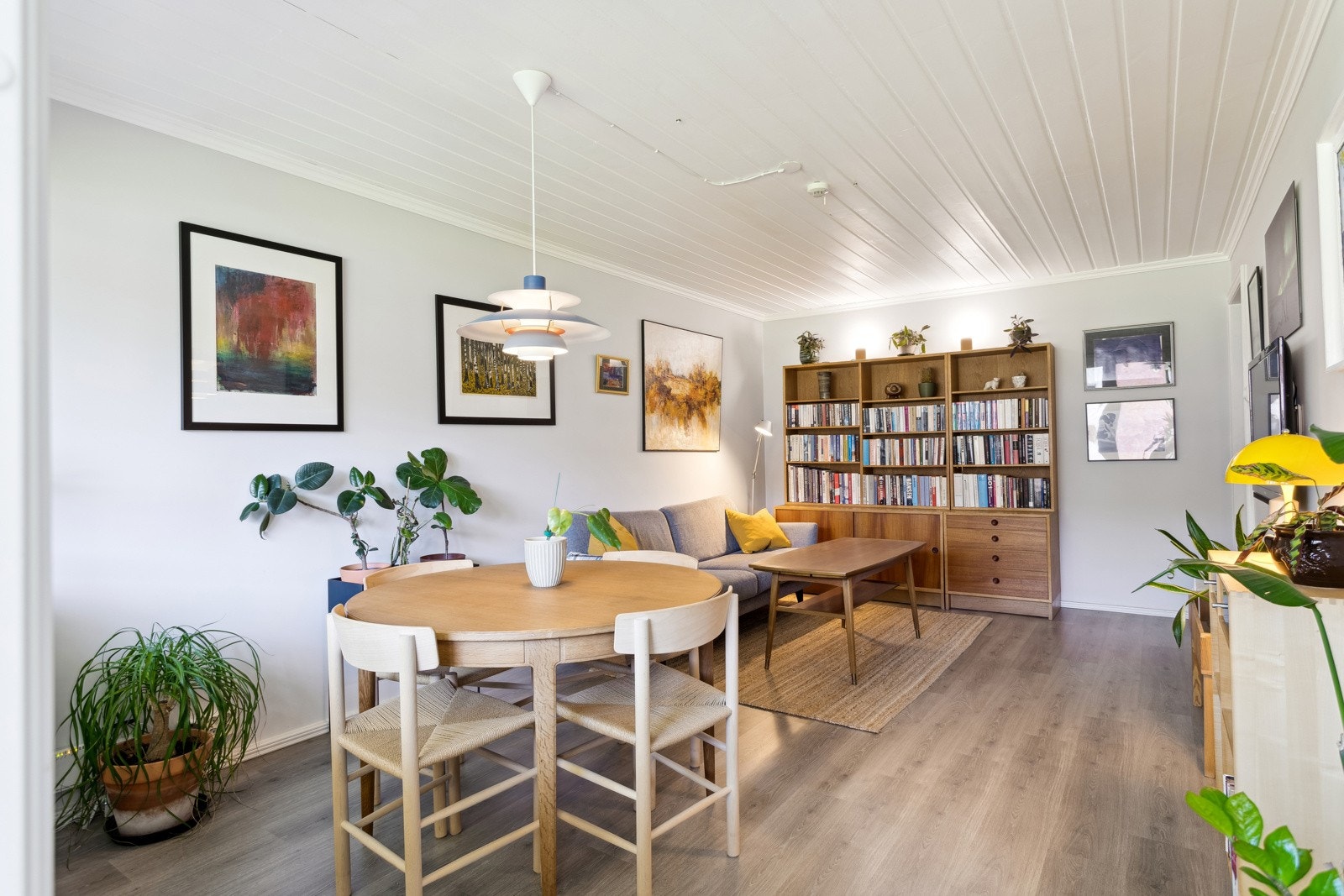 Laminat på gulv og vegger holdt i lys stil. Galleribilde