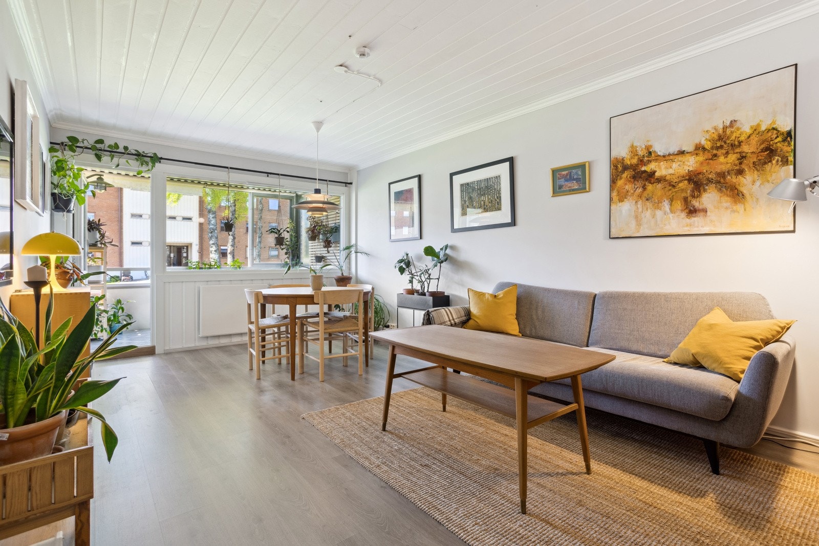 Stuen er lett å møblere, her har du god plass til både salong og spisestue. Galleribilde