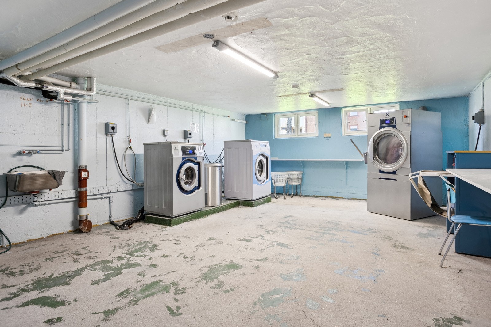 Du har opplegg for vaskemaskin på badet, men fellesvaskeriet er fint å bruke om en ønsker det. Galleribilde