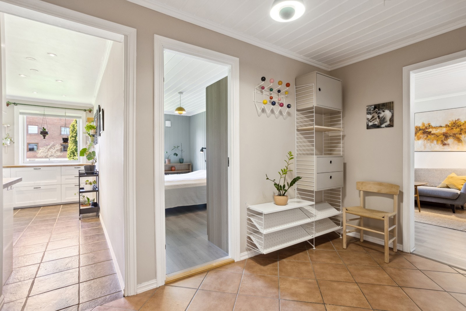Entréen er et fint knytepunkt i leiligheten. Dette er et fint rom til å ønske venner og famiie velkommen. Galleribilde