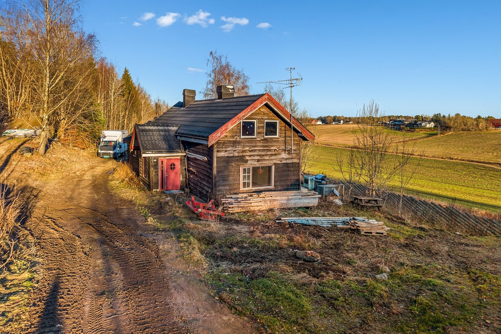 Boligen ligger tilbaketrukket og usjenert til, med gode solforhold og flotte uteområder. Galleribilde
