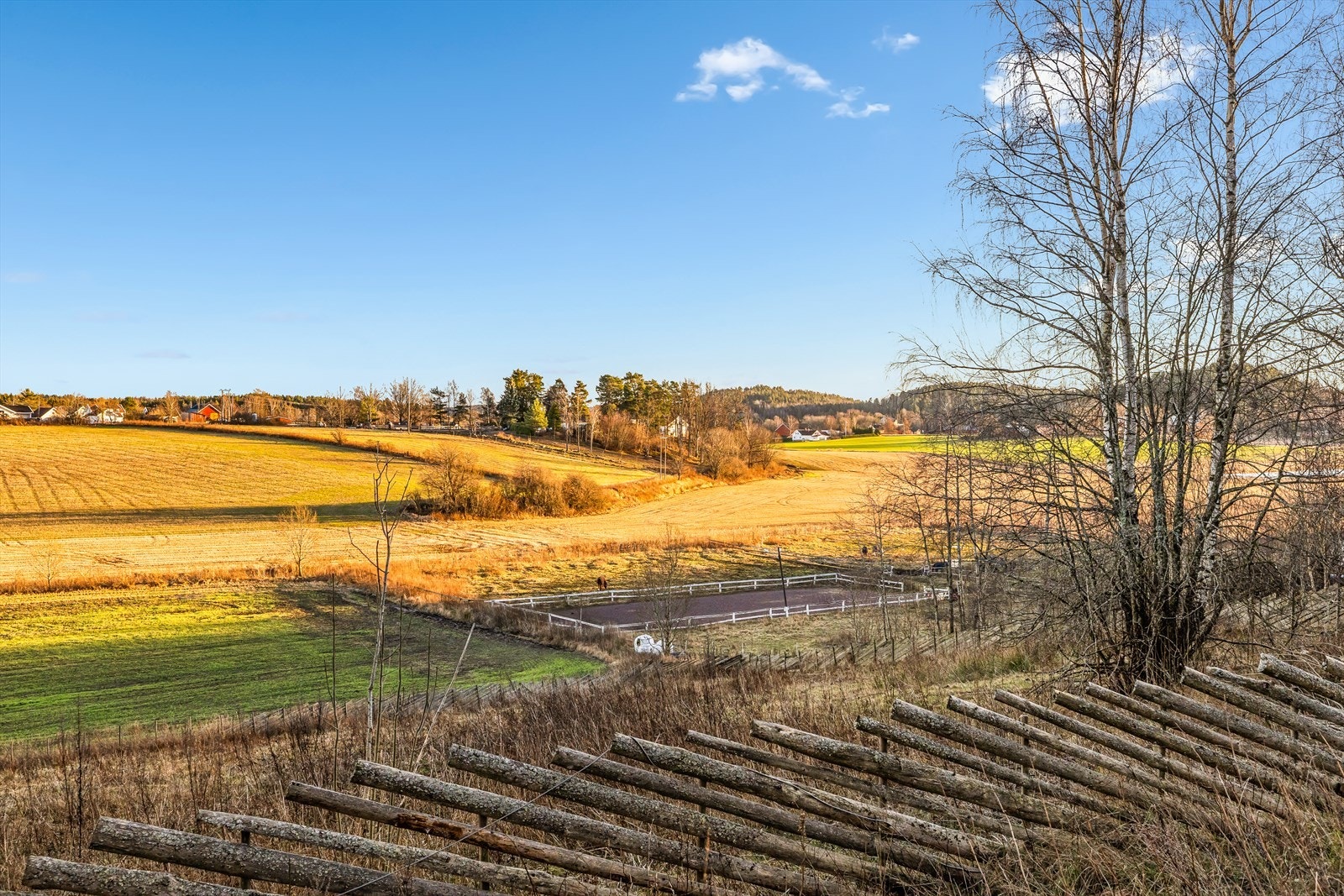 Eiendommen ligger fredelig og idyllisk til i et vakkert landbruksområde, samtidig som den har nærhet til sentrale knutepunkter. Galleribilde