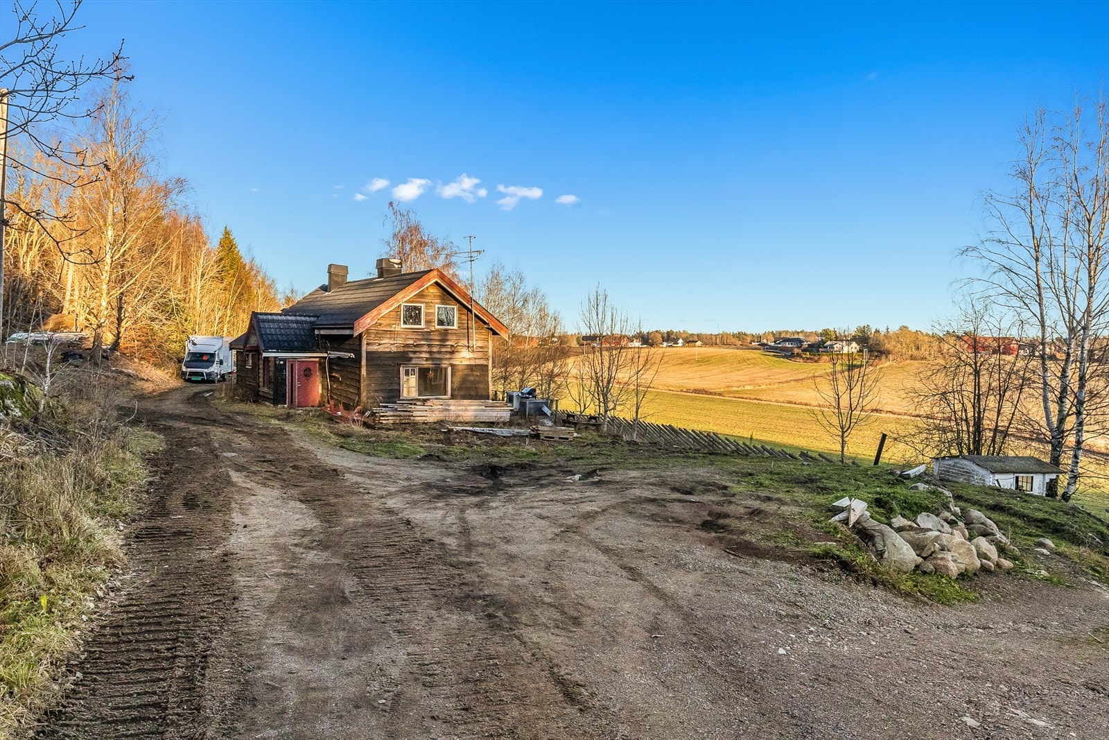 Her får du en enebolig med renoveringsbehov, beliggende i et rolig og barnevennlig område omgitt av vakker natur. Galleribilde
