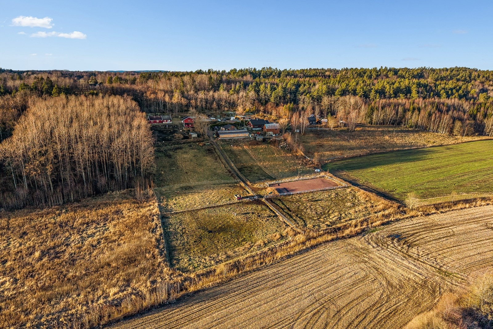 Dette er en sjelden mulighet til å skape en drømmebolig i naturnære og solrike omgivelser! Galleribilde