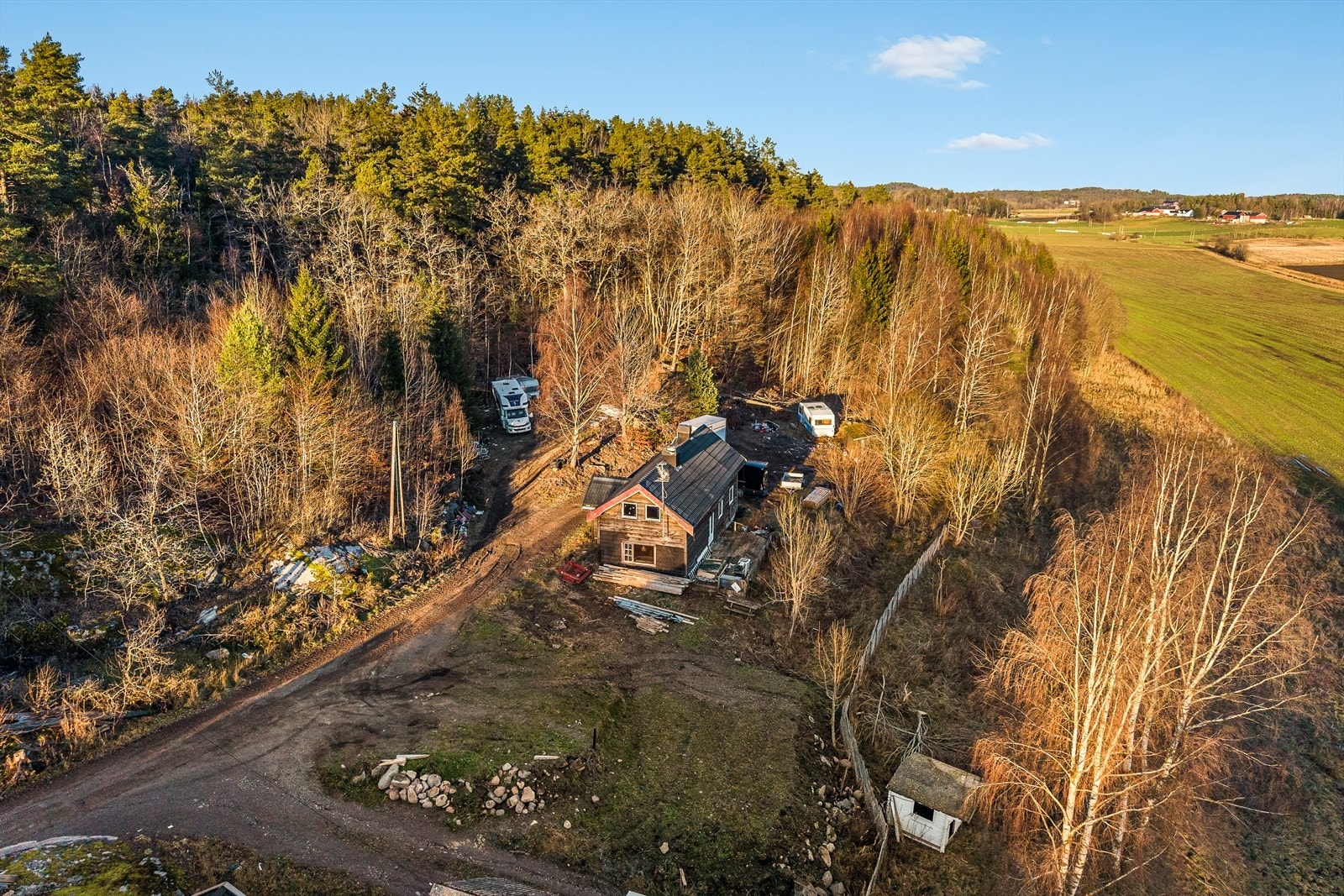 Eiendommen ligger usjenert til i en rolig blindvei, perfekt for barnefamilier og de som ønsker fredelige omgivelser. Galleribilde