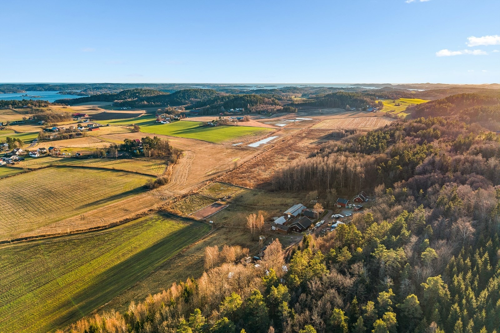 Fra eiendommen er det kort vei til flotte turområder - enten du foretrekker en rolig rusletur i skogen eller aktivitet i lysløype. Galleribilde
