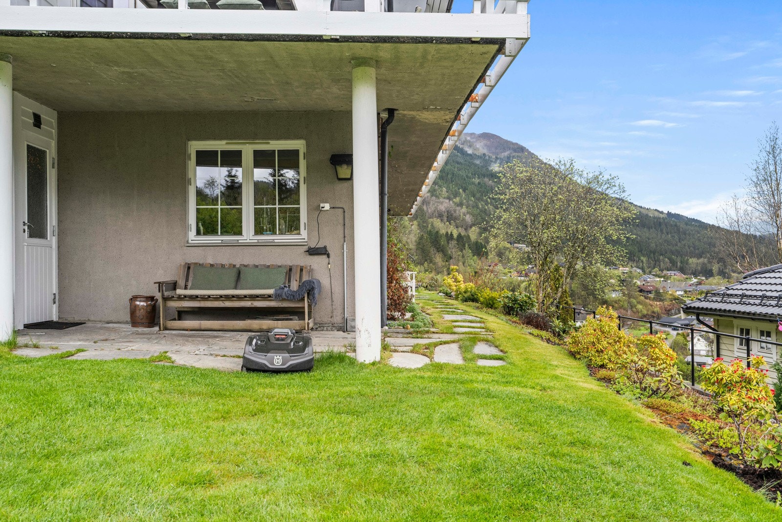 Takoverbygd uteplass under verandaen - her er det adkomst inn til bod i underetasjen Galleribilde