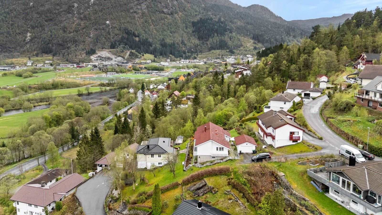 Eiendommen ligger fint til i etablert- og barnevennlig boligfelt i Førde Galleribilde