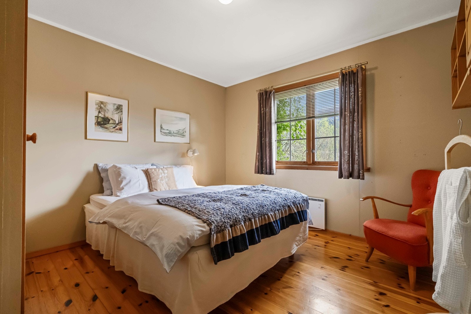 Soverom 1 av 2 i underetasjen Galleribilde