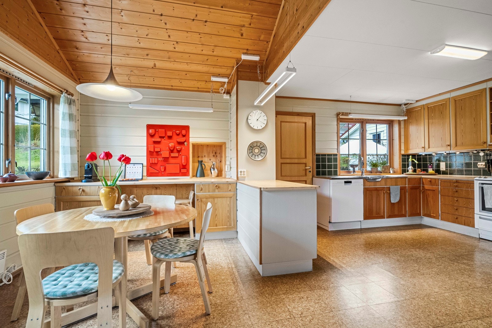 Kjøkkenet er av god størrelse med plass til spisebord og en romslig innredning Galleribilde