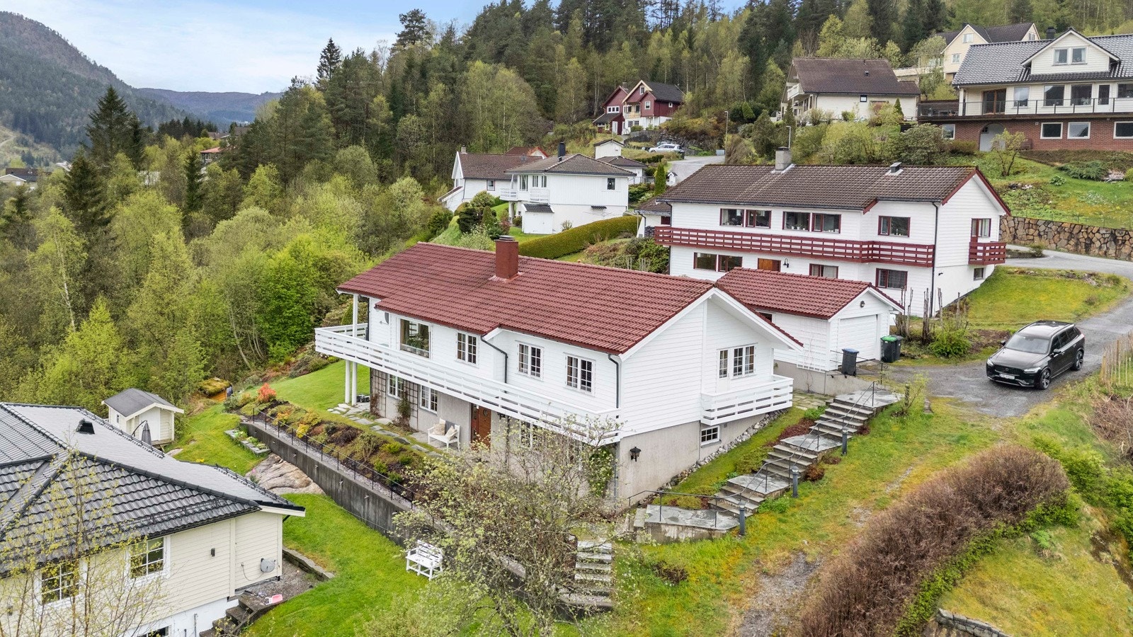 Boligen er utbygd over to plan og inneholder bla. 5 soverom, 2 bad og flere stuer, samt godt med lagringsplass i kjelleren Galleribilde