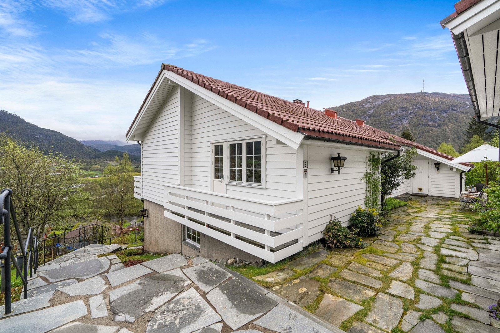 Hellelagte gangarealer - hovedinngangen er ned trappa til venstre, selger har også brukt vaskerom på hovedplan som bi-inngang som er inn til høyre Galleribilde