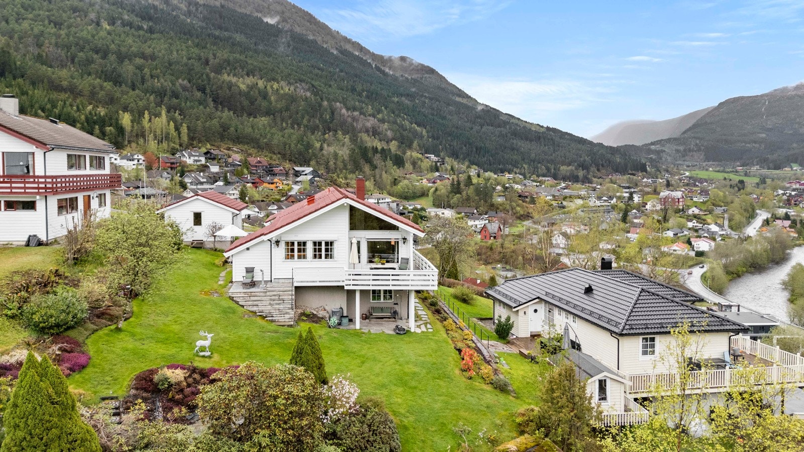 Velholdt enebolig med frittstående garasje Galleribilde