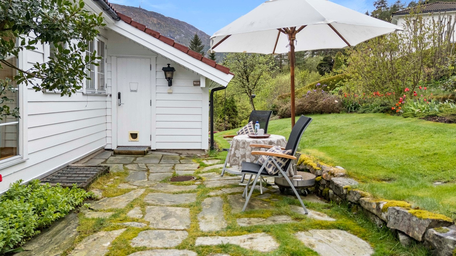 Lun og fin uteplass på oppsiden av boligen Galleribilde