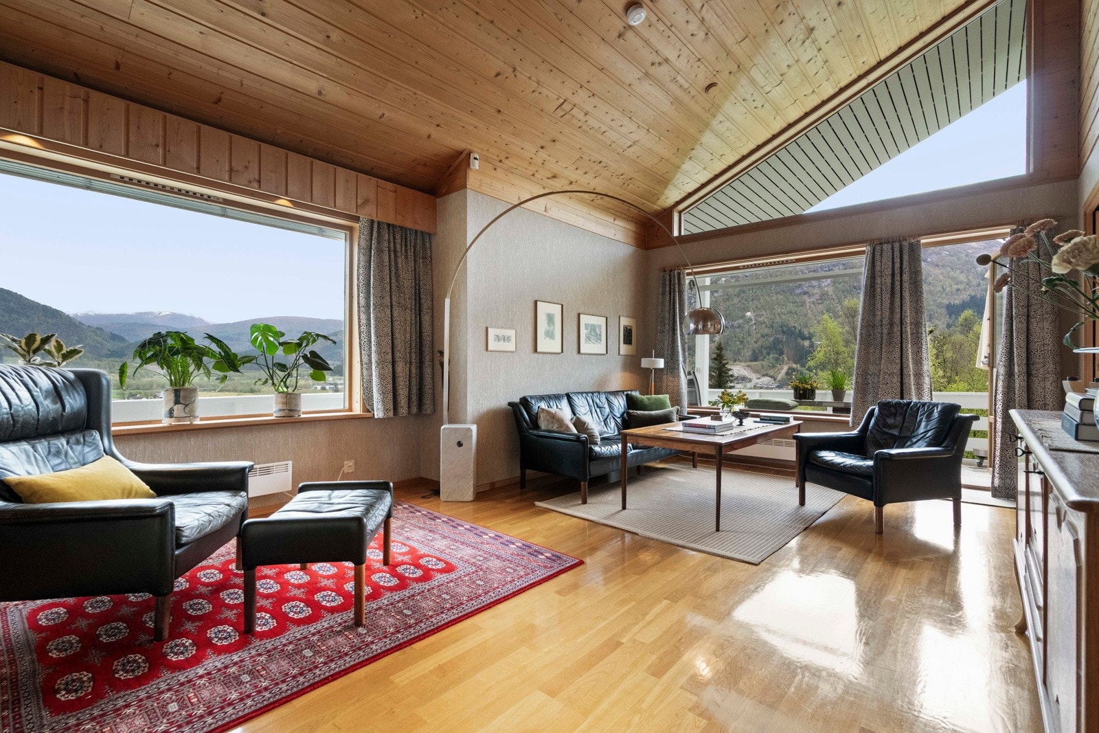 Boligen har hatt samme eier siden ferdigstillelse i 1981 og bærer preg av godt vedlikehold gjennom disse årene Galleribilde