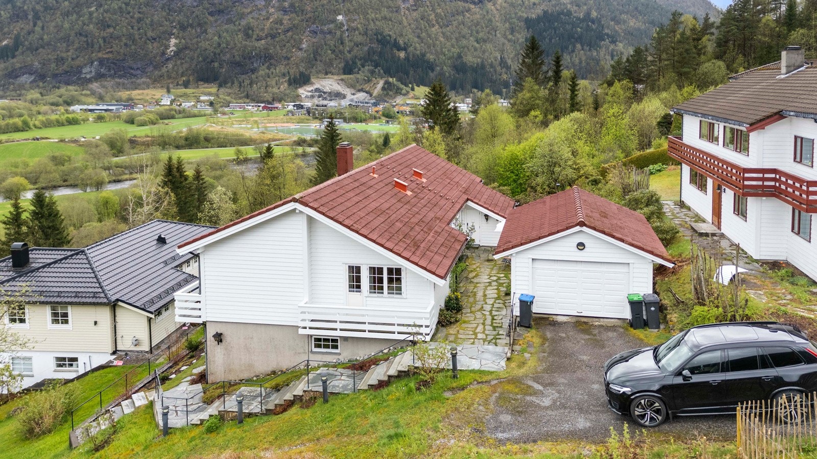 Eiendommen ligger fint til i feltet, ned en egen stikkveg uten gjennomgangstrafikk Galleribilde