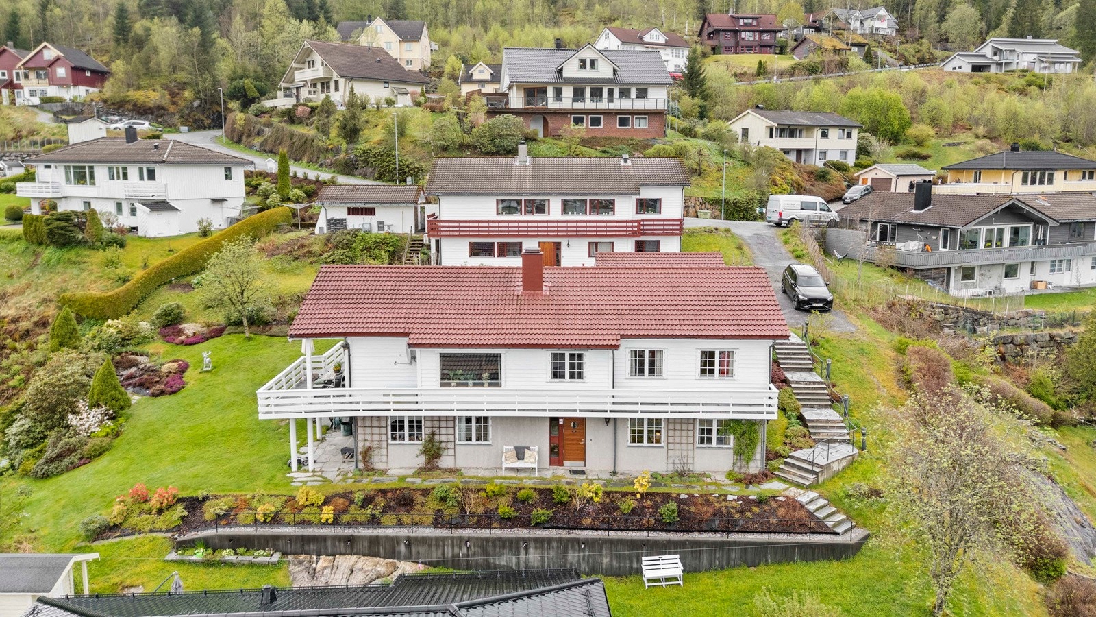 Eiendommen har en fint opparbeida hage Galleribilde