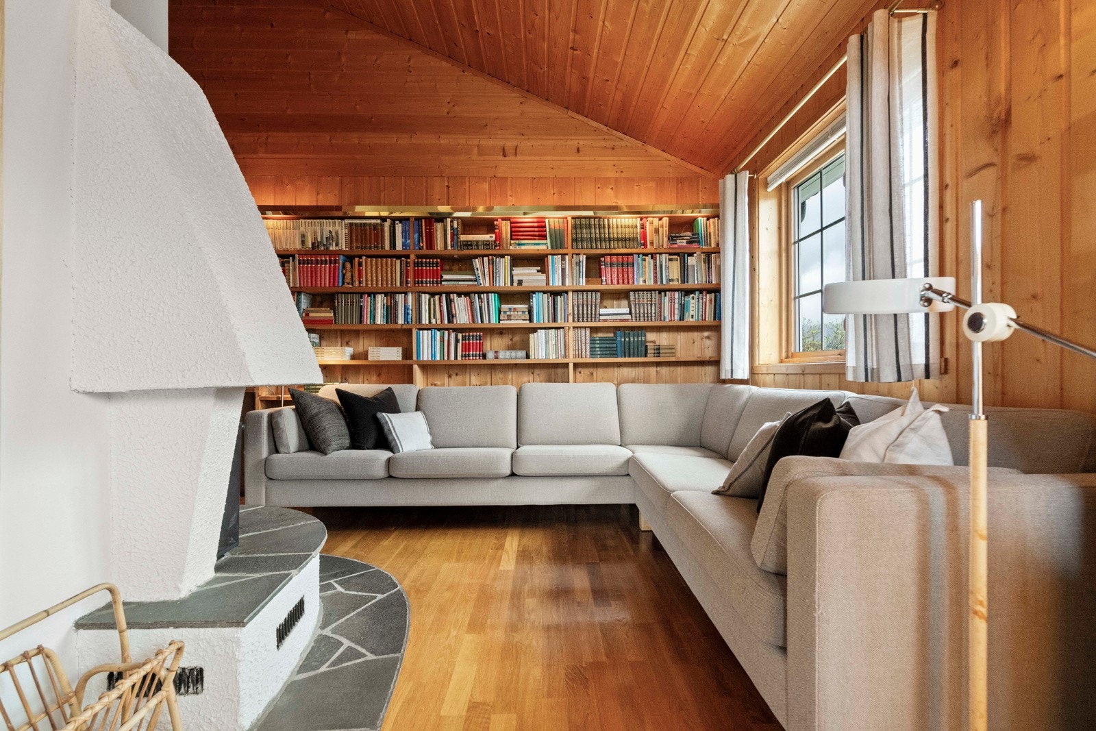 Stue nr.2 / bibliotek med peis Galleribilde