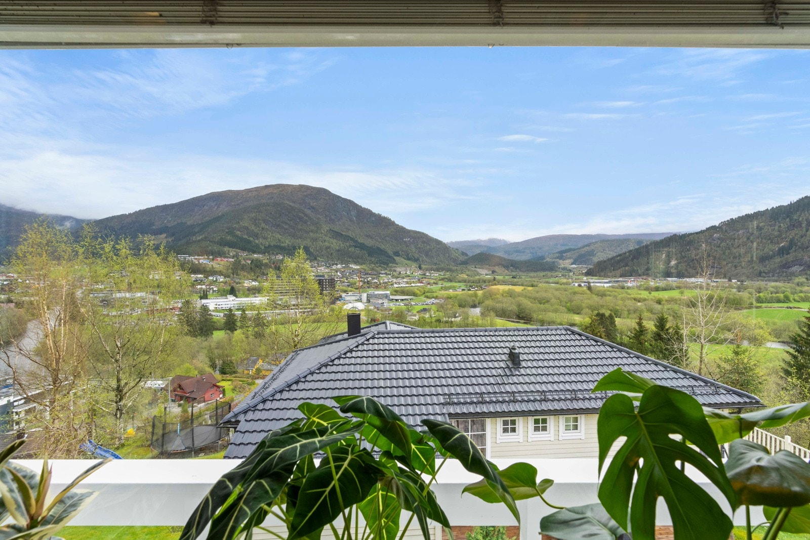 Flott utsikt mot Viefjellet fra stua Galleribilde