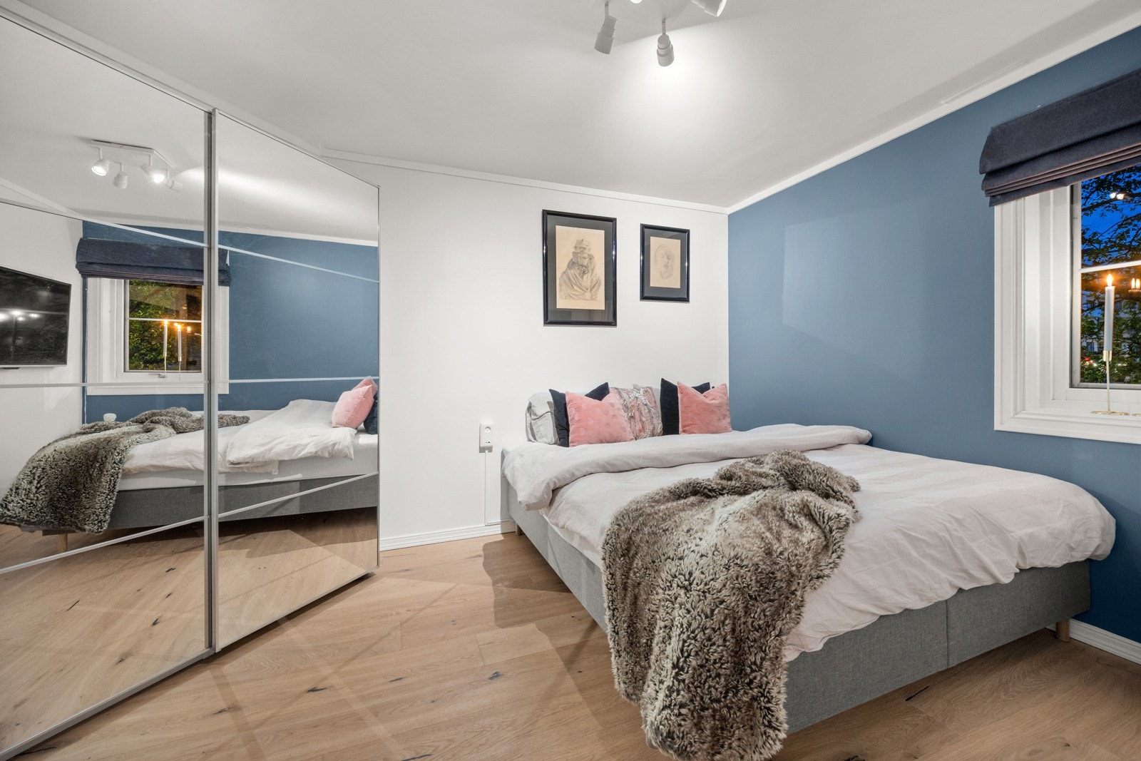 Romslig soverom med god plass til seng, nattbord, hjemmekontor og garderobeskap. Galleribilde