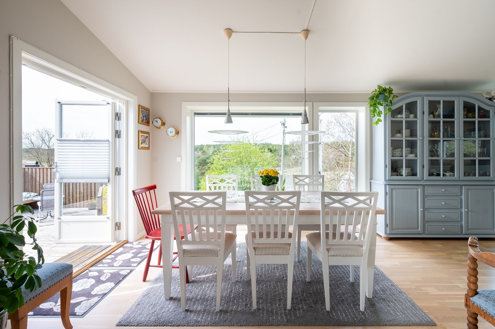 Romslig og lys stueløsning på 2 nivåer. Dobbel- og enkel verandadør til uteområder Galleribilde