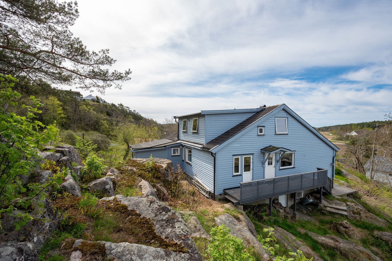 Eiendommen ligger høyt og fritt med utsikt til Femdal med sitt vakre kulturlandskap Galleribilde