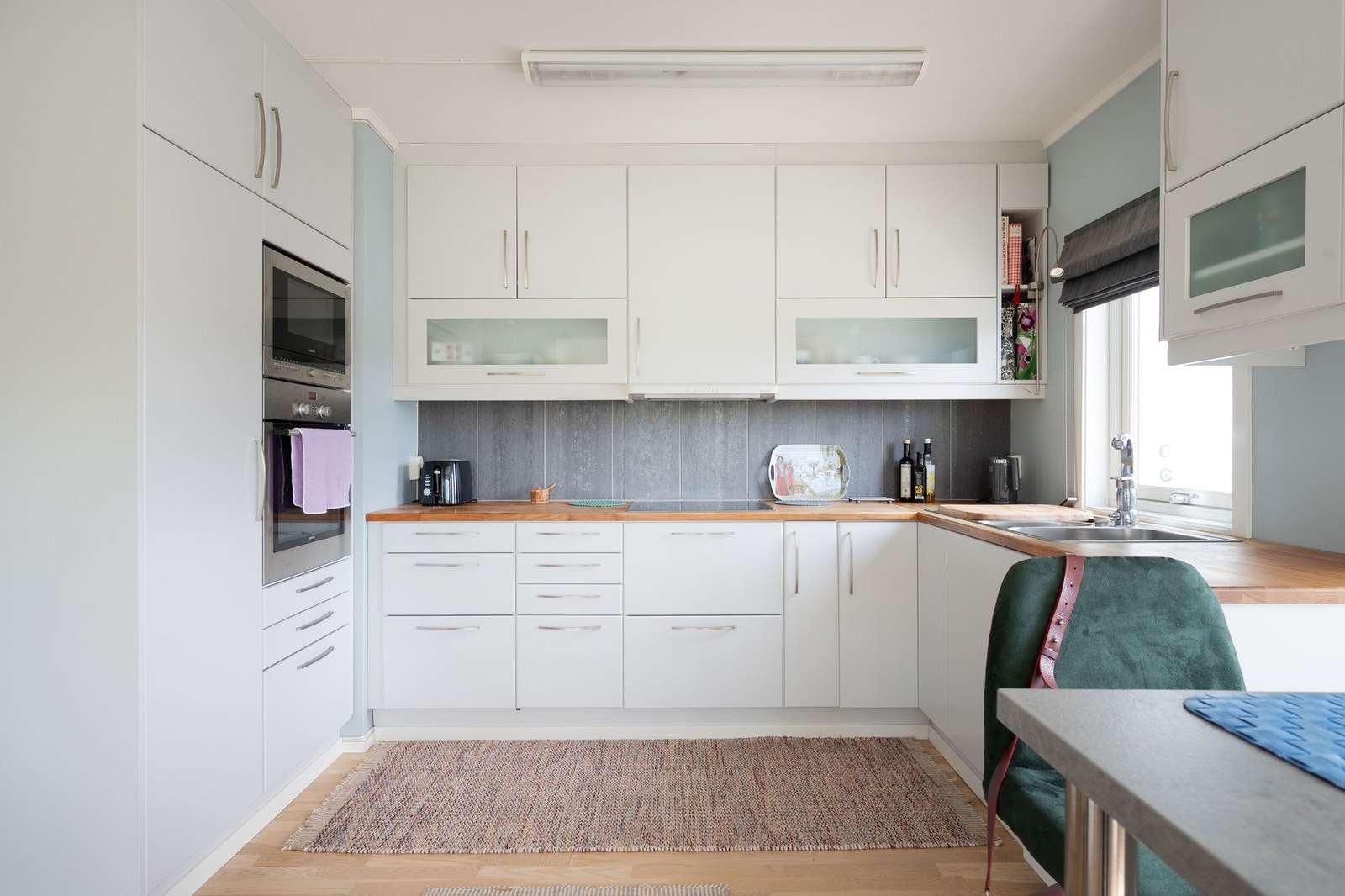 Romlig og innholdsrikt kjøkken som dels er åpent mot stue. Lyst og trivelig. Galleribilde