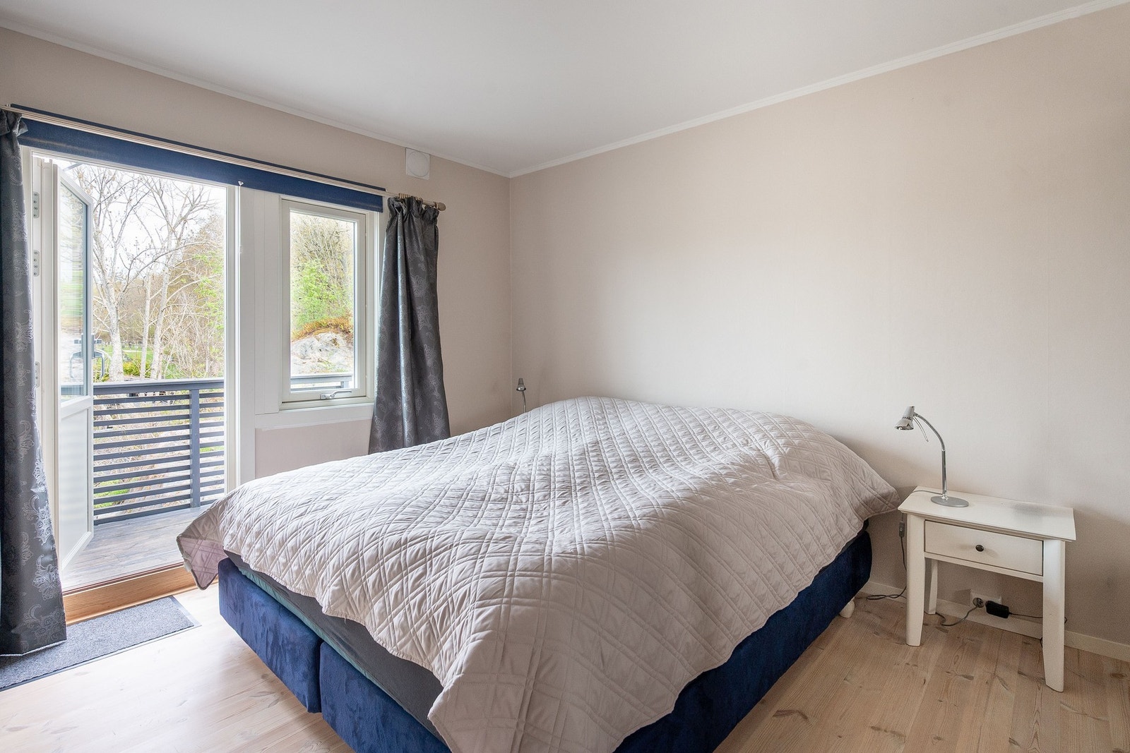 Romlig soverom med utgang balkong mot vest og stor garderobe (tidligere soverom) Galleribilde