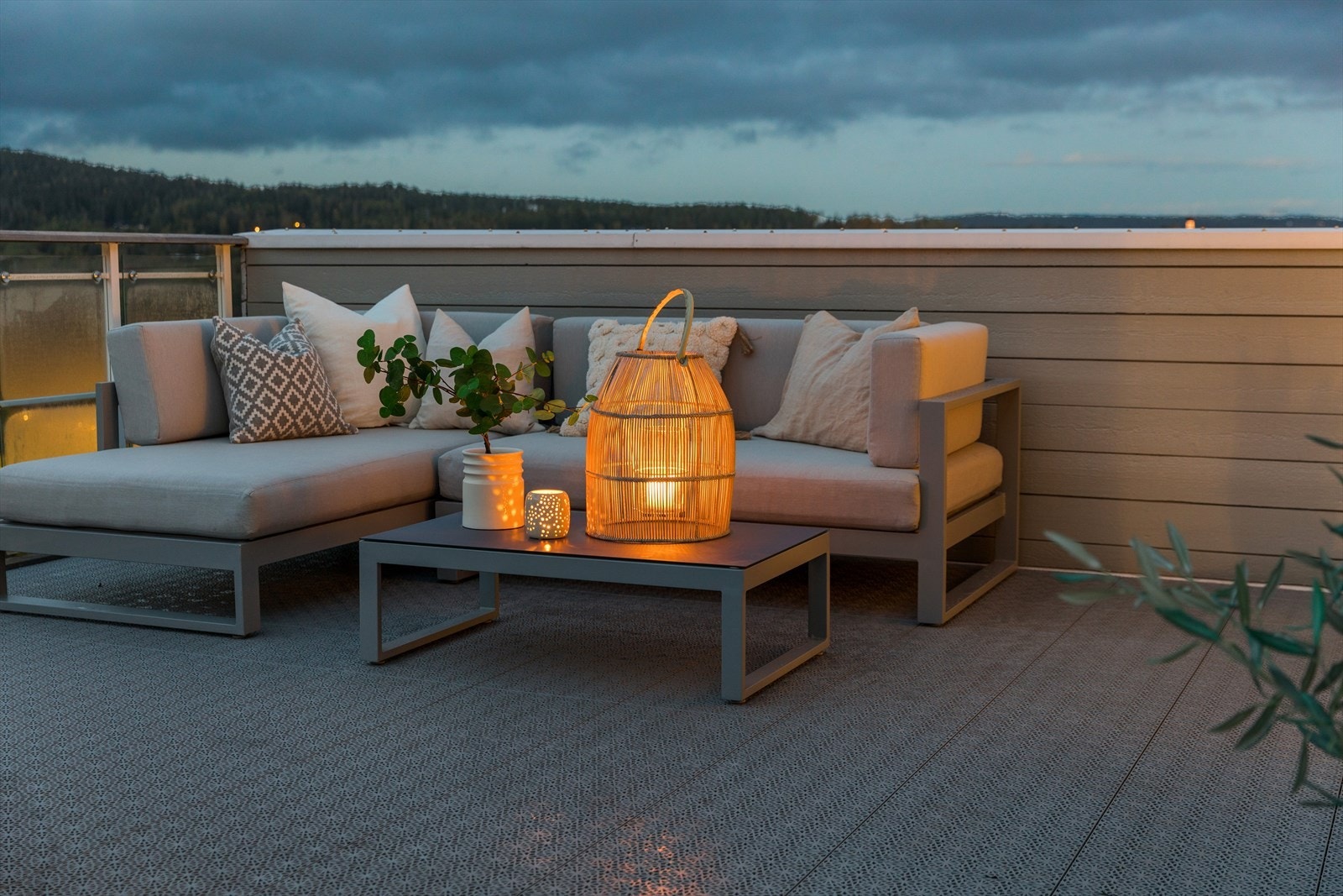 Takterrassen er virkelig noe av det beste ved boligen. Toppleiligheten ligger usjenert til - med fantastisk utsikt - og uten innsyn fra øvrig bebyggelse. Galleribilde