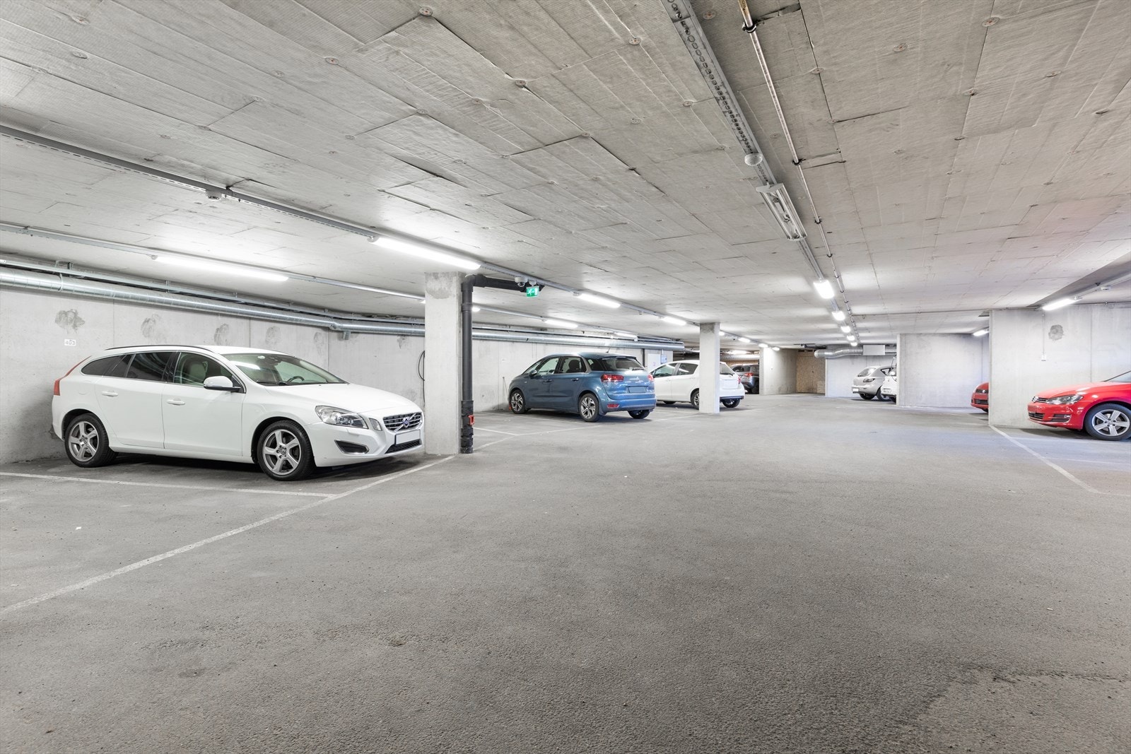 Leiligheten har garasjeplass nr. 403 i underetasjens felles garasjeanlegg. Det er heisadkomst fra trapperom til 4.etasje. Galleribilde