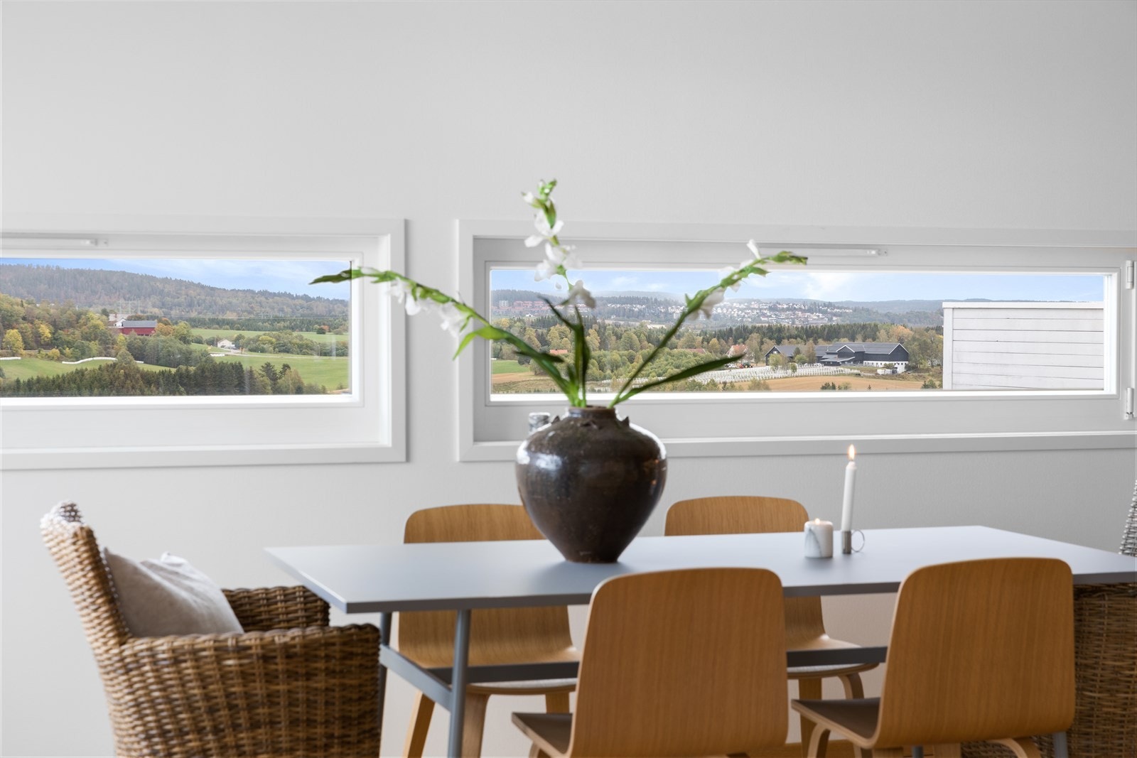 Vinduene er plassert i sittehøyde, slik at man får nyte utsikten. Galleribilde