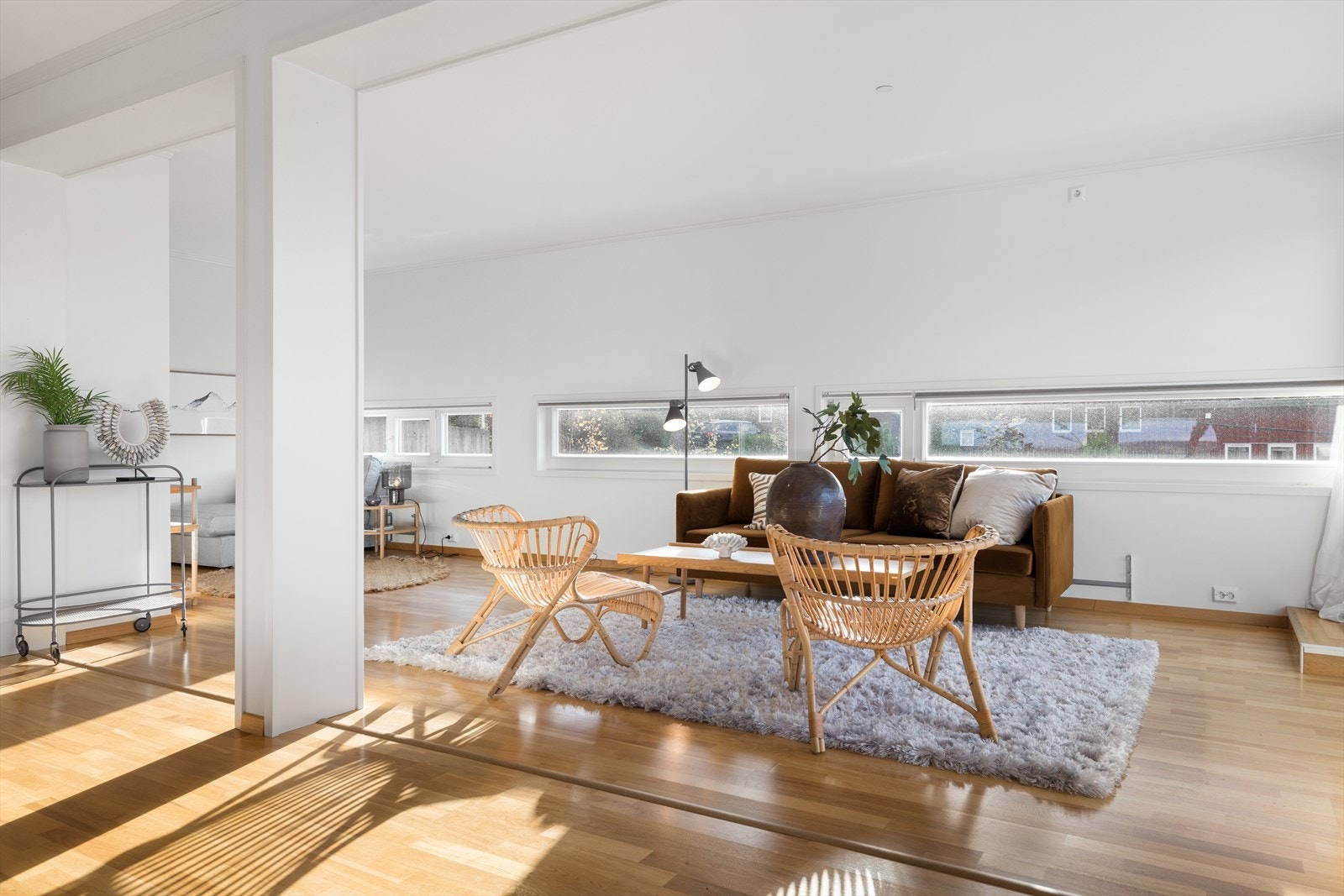 Store vindusflater som slipper inn godt med lys. Galleribilde