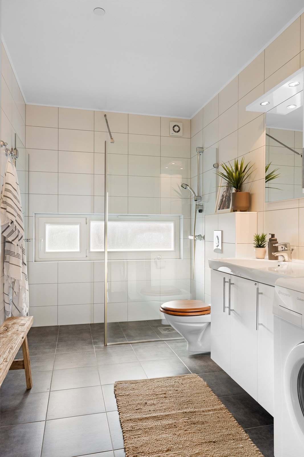 Badet er delikat og er flislagt på både gulv og vegger. Varmekabler i gulv. Galleribilde