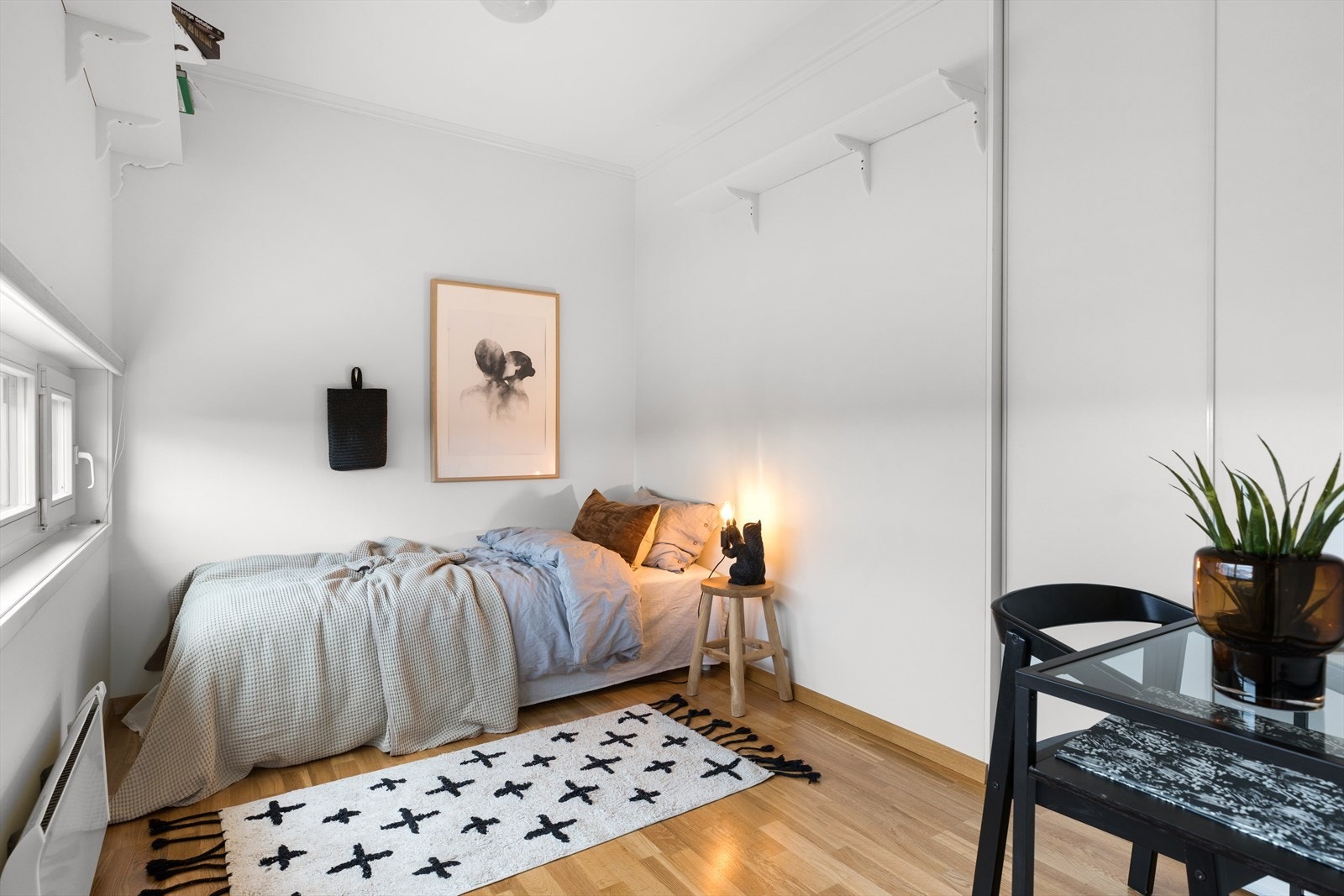 Soverom ll har skyvedørsgarderobe. Rommet fungerer også fint til både hjemmekontor eller gjesterom. Galleribilde