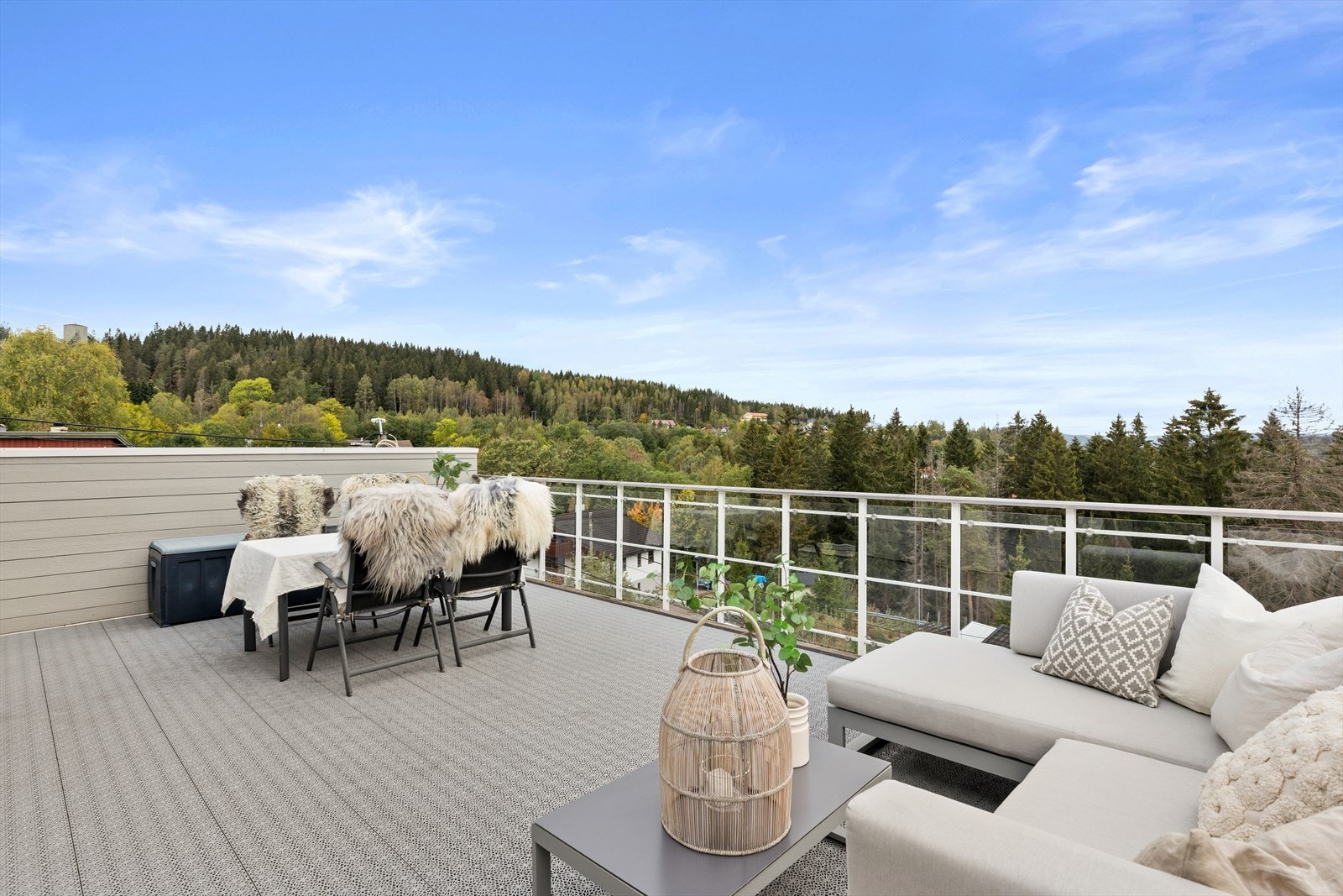 Takterrassen ligger nordvestvendt med gode solforhold. Det er montert markise som gir god skygge over hele terrassen. Galleribilde