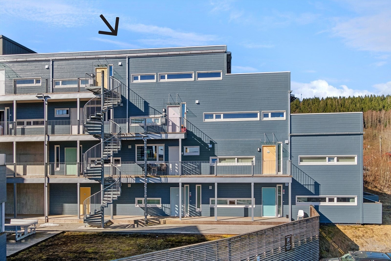 Leilighetsbygget har nylig blitt malt og fremstår som godt vedlikeholdt! Galleribilde