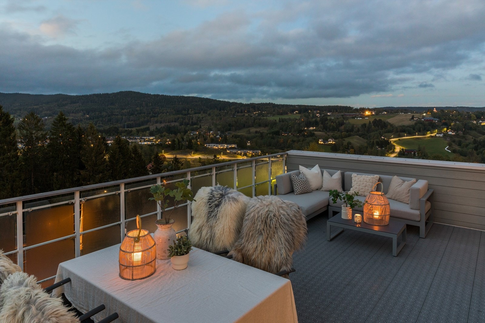 Fra stuen er utgang til en stor terrasse på hele 34 m². Her kan du slappe av og nyte de lange sommerkveldene. Her er det utsikt mot Nittedal kirke og Skedsmokoret i øst og mot Varingskollen i nord. Galleribilde