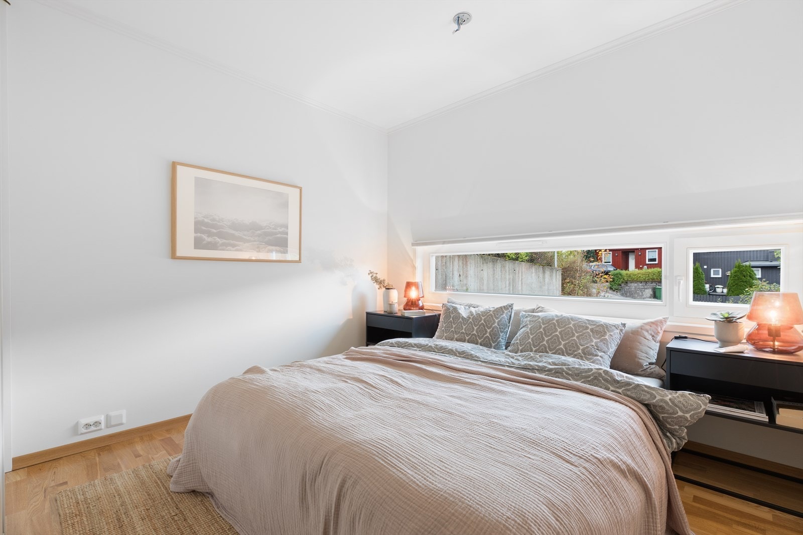 Leiligheten byr på to soverom. Hovedsoverommet er innredet med skyvedørsgarderobe. Galleribilde