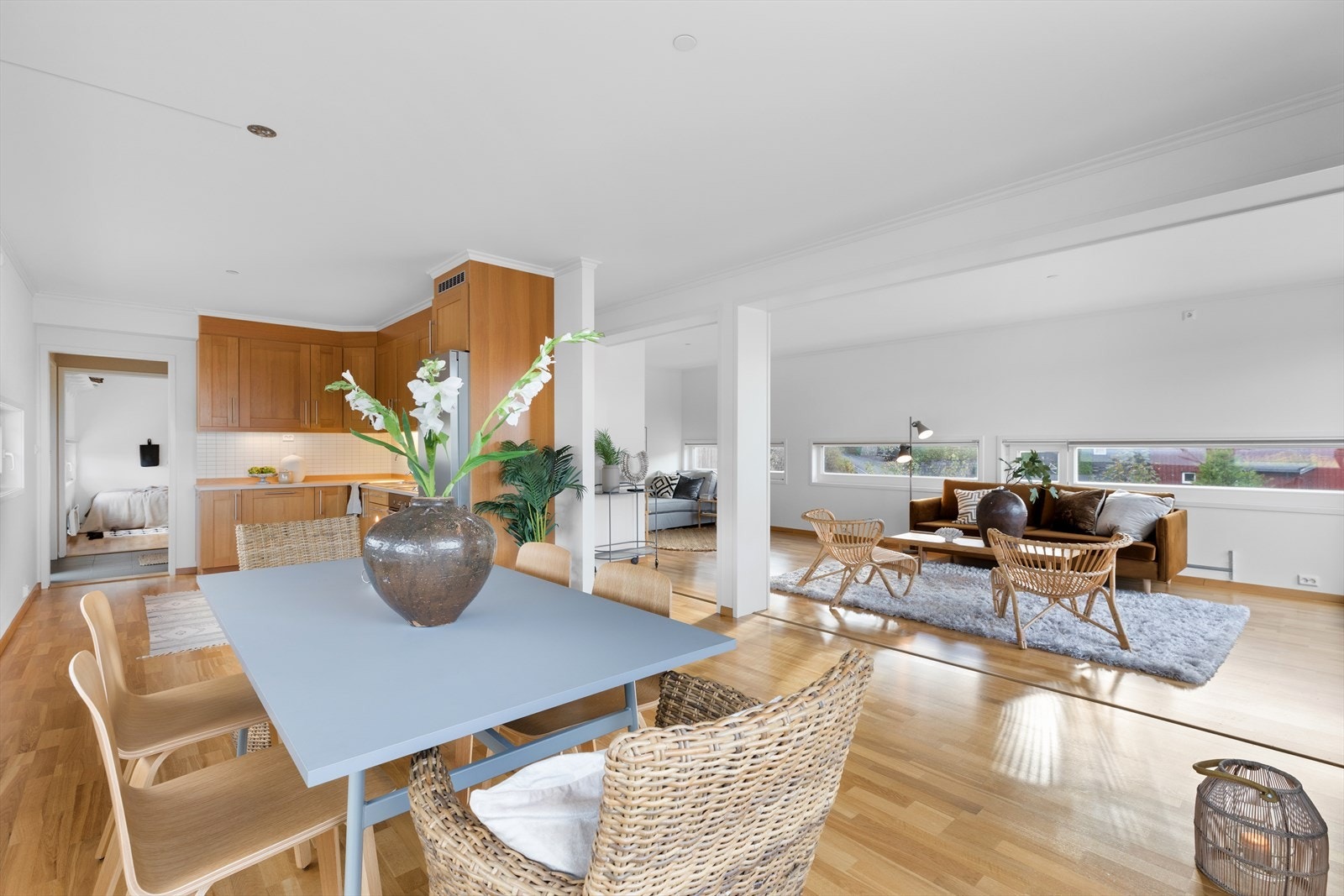 Åpen og luftig romløsning med vinduer i sittehøyde som gir lys og utsikt fra både kjøkken og stuer. Galleribilde