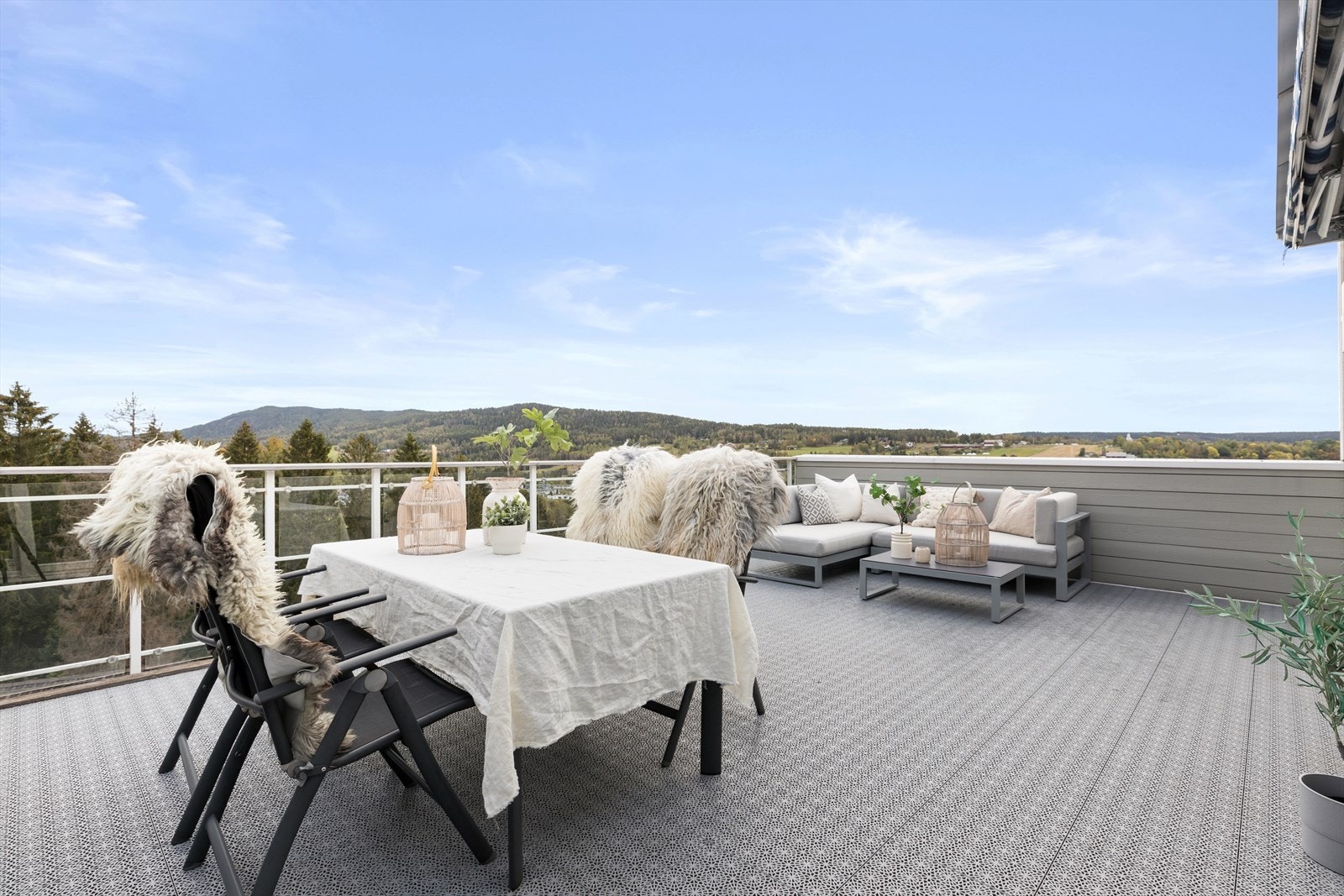 Fra stuen er utgang til en stor terrasse på hele 34 m². Her kan du slappe av og nyte de lange sommerkveldene. Her er det utsikt mot Nittedal kirke og Skedsmokoret i øst og mot Varingskollen i nord. Galleribilde