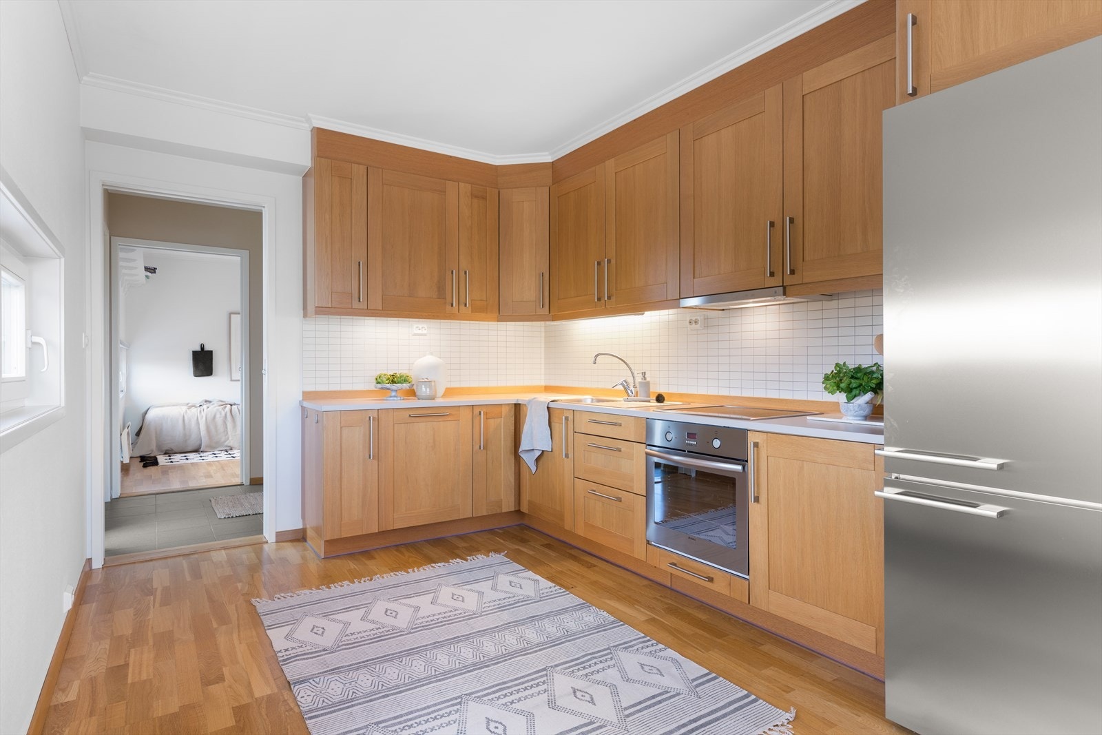 Det er integrerte hvitevarer som stekeovn, keramisk topp og oppvaskmaskin. Her er det rikelig med oppbevaringsplass. Galleribilde