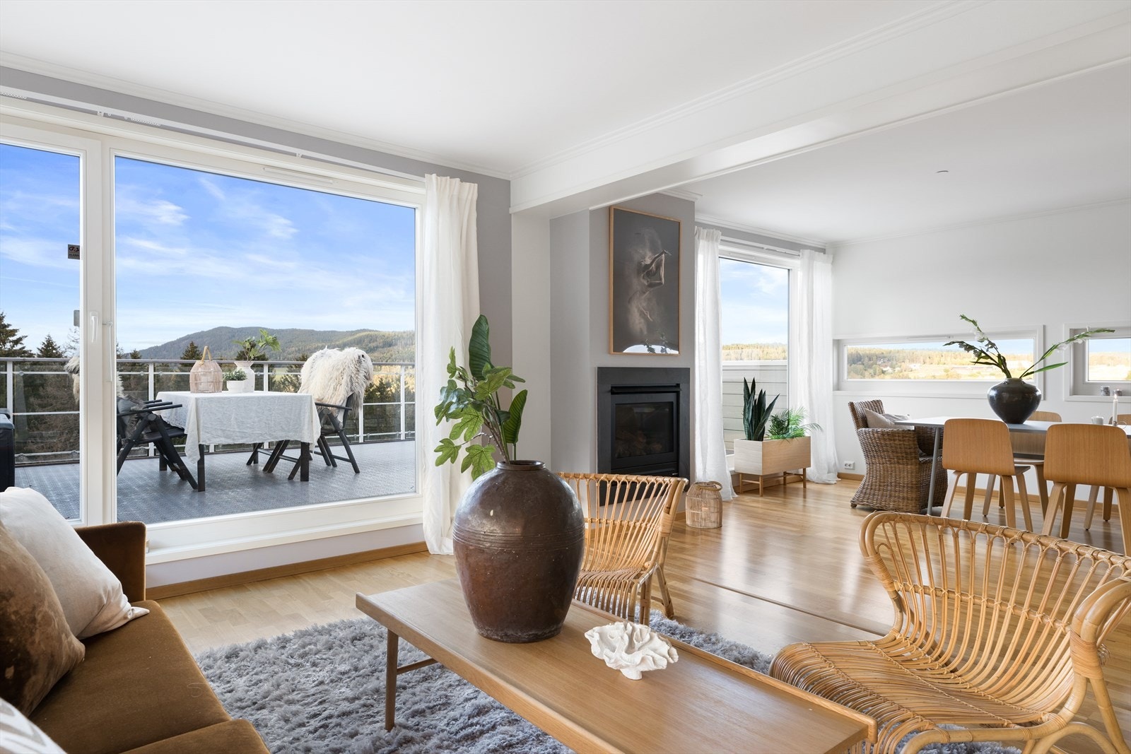 Romslig og luftig stue. Galleribilde