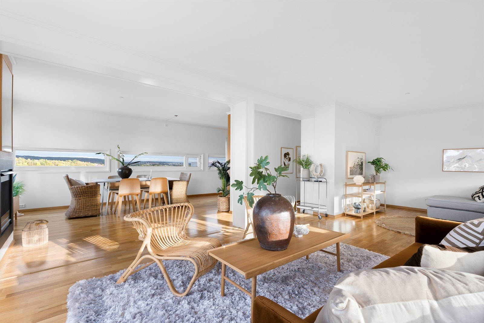 Stuen har god plass til sofamøblement, spisebord m.m. Galleribilde