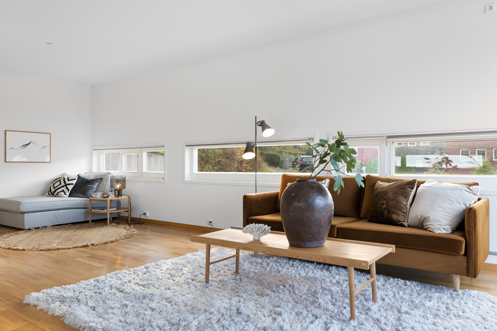 Vinduene har spesialsydde lift gardiner. Galleribilde